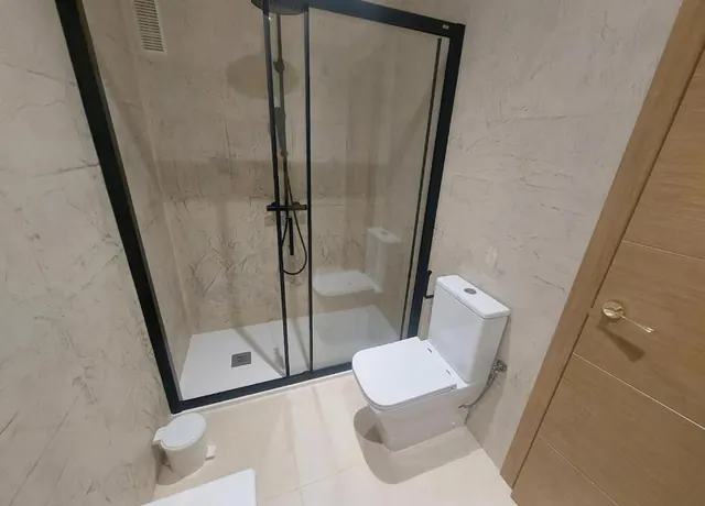 Large shower with screen