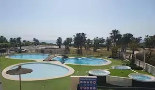 Piscina infantil y jacuzzis