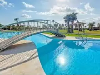 Piscina con puente de la urbanización