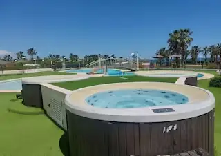 Jacuzzi y piscina en la urbanización