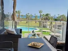 Terraza con vistas a piscina, zonas verdes y mar