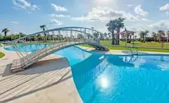 Piscina de adultos con puente