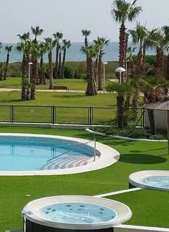 Piscina, jacuzzi y Mediterráneo al fondo