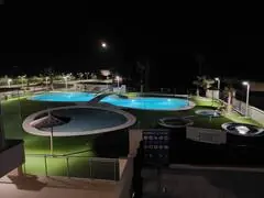 Piscinas y jacuzzis iluminados de noche