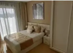 Dormitorio principal con cama de matrimonio