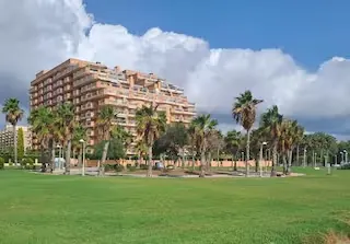 Edificio y zonas verdes