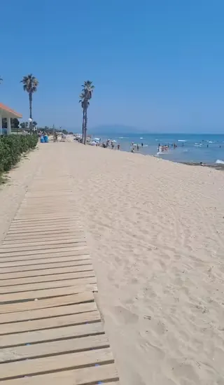Playa y paseo junto al apartamento