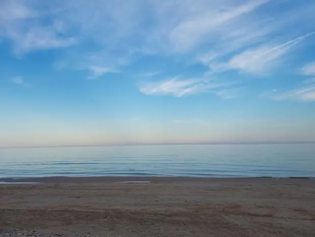 Playa calmada al amanecer o atardecer