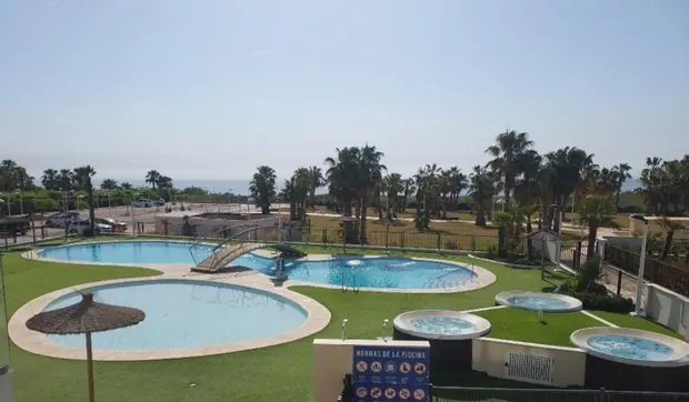 Piscinas, jacuzzis y mar al fondo