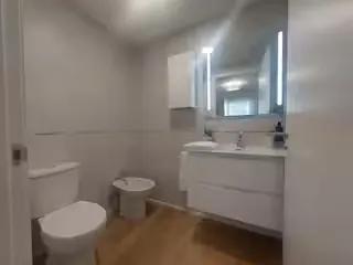 Baño con lavabo y bidé